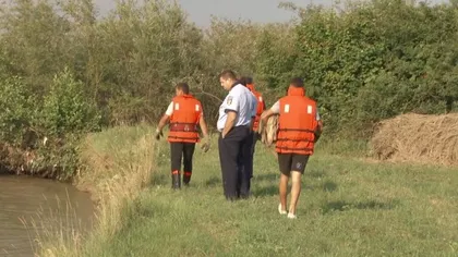 Trupul neînsufleţit al unui bărbat, găsit de nişte copii într-un pârâu VIDEO