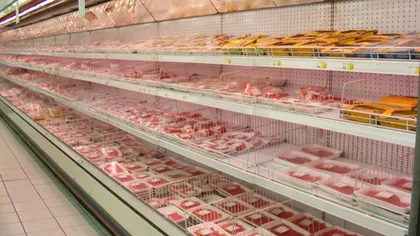 Sute de kilograme de carne, dulciuri şi sute de litri de bere EXPIRATE, găsite într-un magazin