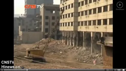 Clădire DEMOLATĂ cu o precizie MILIMETRICĂ: Blocul a fost rupt pe din două. VIDEO UIMITOR