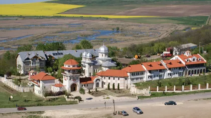 IZVORUL TĂMĂDUIRII. Minunile de la mănăstirile Dervent şi Nucet atrag an de an mii de credincioşi