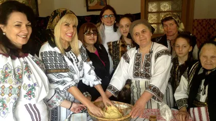 Elena Udrea, o bucătăreasă cu stil. În ce ţinută pregăteşte bucatele pentru masa de Paşte FOTO