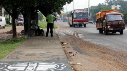 Autobuz atacat cu pietre. Un fan de 17 ani, în stare GRAVĂ