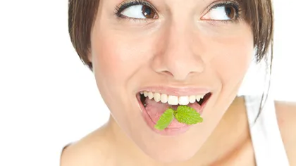 Metode să scapi de mirosul gurii şi alimente pentru dantură