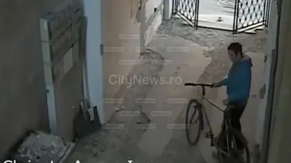 Hoţ de biciclete, surprins în acţiune de camerele de supraveghere VIDEO