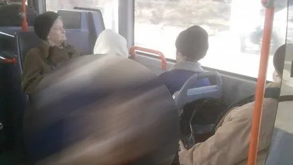 Călătorii au rămas cu gura căscată când au văzut ce face bătrâna asta în autobuz