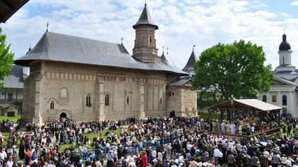Mii de pelerini la Mănăstirea Neamţ pentru a vedea icoana Făcătoare de Minuni a Maicii Domnului