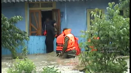 Ploile abundente au făcut ravagii în ţară: Zeci de gospodării şi terenuri agricole, inundate VIDEO