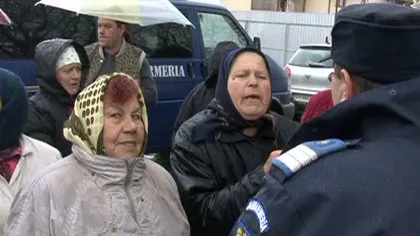 Scandal uriaş la o executare silită într-un sat din Suceava. Localnicii au sărit pe executor VIDEO