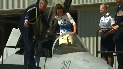 IMAGINI INEDITE. Ducesa de Cambridge şi prinţul William, la bordul unui avion de vânătoare F-18