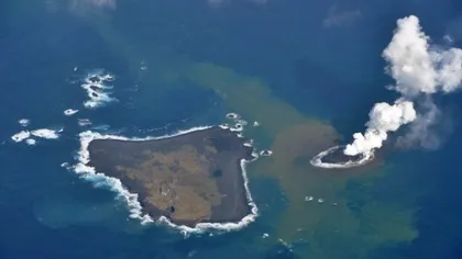 Fenomen inedit în ocean: O insulă nou formată îşi înghite vecina FOTO