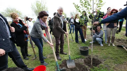 Sorin Oprescu a plantat arbori în Parcul Tineretului alături de 50 de studenţi