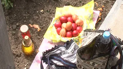 Obiceiuri ciudate de Paşte: Localnicii din Mărginimea Sibiului ciocnesc ouă roşii în cimitir VIDEO