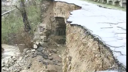 Pod prăbuşit în Băneşti, judeţul Prahova, din cauza ploilor VIDEO