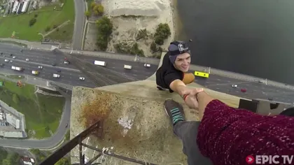 Adrenalină PURĂ, ai curaj să faci aşa ceva? Backflip în vârful podului, la peste 100 m VIDEO