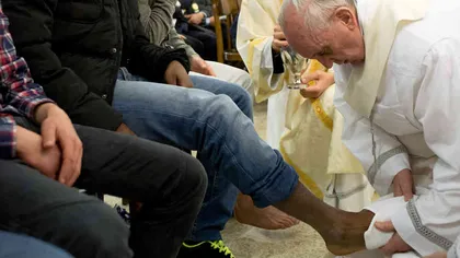 JOIA MARE la Vatican: Papa Francisc a SPĂLAT PICIOARELE bătrânilor de la un azil VIDEO