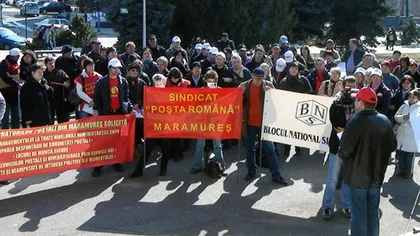 Protest spontan. Peste 100 de salariaţi ai Poştei Române Maramureş au ieşit în stradă