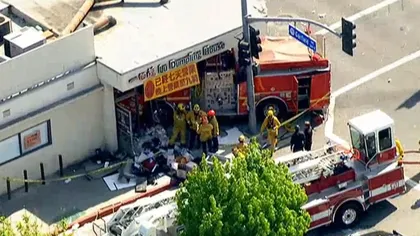 Accident teribil într-un oraş din California: Două maşini de pompieri s-au ciocnit în trafic FOTO