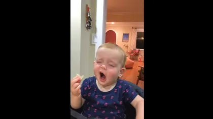 Reacţia amuzantă a unui bebeluş când gustă oţet pentru prima dată VIDEO