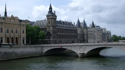 Parizienii şi-au ŢINUT RESPIRAŢIA când au văzut ce se petrece deasupra Senei VIDEO