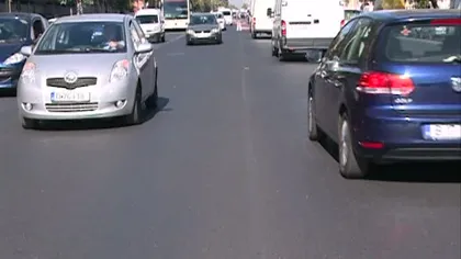 Femeie jefuită la semafor, în Bucureşti. Poliţia i-a prins pe hoţi în câteva minute, localizând un telefon