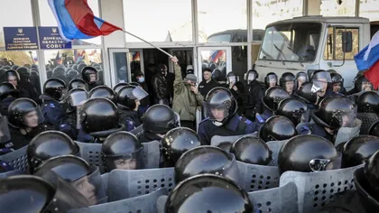VIOLENŢE ÎN UCRAINA: Manifestanţi pro-ruşi au atacat clădiri oficiale în Doneţk. UPDATE