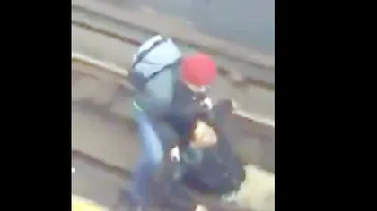 Bărbat filmat în timp ce s-a aruncat pe şinele de METROU şi a început să urle: Vagonul a trecut peste el VIDEO