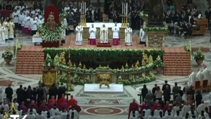 Papa Francisc a oficiat slujba de Înviere şi a împărţit Lumina sfântă credincioşilor VIDEO