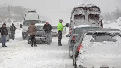 Circulaţie în condiţii de iarnă pe mai multe drumuri. Zăpada depăşeşte 1 m pe Transalpina