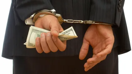 Ofiţer de poliţie, acuzat că şi-a însuşit bani din amenzi