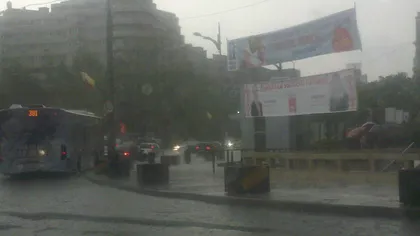 Centrul Capitalei, inundat după o furtună de câteva ore GALERIE FOTO