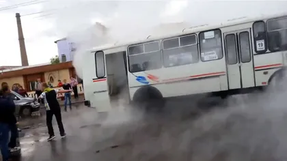 Scene şocante în Rusia: Pasagerii unui autobuz au fost opăriţi cu apă fierbinte în urma unui ACCIDENT VIDEO