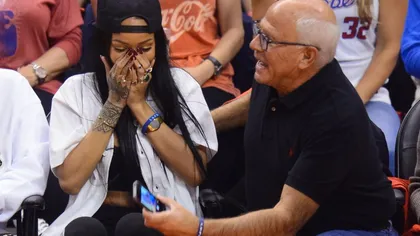 Un bărbat s-a îmbogăţit după ce Rihanna i-a spart telefonul. Gestul vedetei a fost extrem de profitabil FOTO