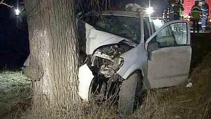 Accident grav la Cluj: o şoferiţă s-a oprit în copac FOTO