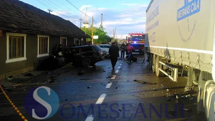 ACCIDENT MORTAL în Cluj, după ce o maşină a pătruns pe contrasens şi s-a izbit de un TIR