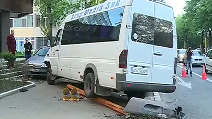 Accident cu un microbuz de transport persoane, de 1 MAI. Cinci persoane au fost rănite