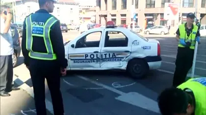 Accident în Capitală. Doi poliţişti în misiune, răniţi grav după ce un şofer nu a acordat prioritate
