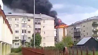 Incendiu puternic într-un bloc din Sighetu Marmaţiei. Flăcările au mistuit 800 de m2 din imobil VIDEO