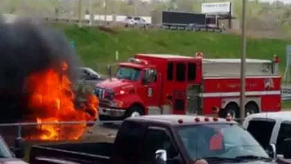 Scene incredibile surprinse pe o şosea: Autobuz şcolar în flăcări, în SUA VIDEO