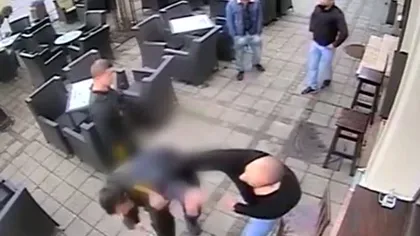Scenă ŞOCANTĂ în faţa unui mall. Un paznic a fost bătut de un interlop. Vezi cum l-a pus pe fugă VIDEO