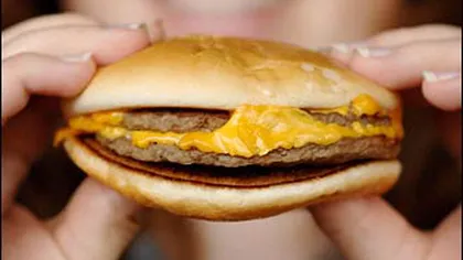 SURPRIZĂ URIAŞĂ la McDonald's. Nu-ţi vine să crezi ce a găsit un cuplu într-un burger