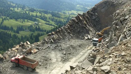 Un muncitor a murit strivit de bolovani, la o carieră de piatră din Suceava