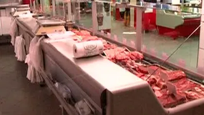 Cinci persoane reţinute pentru evaziune cu carne, după percheziţii în magazine din Capitală