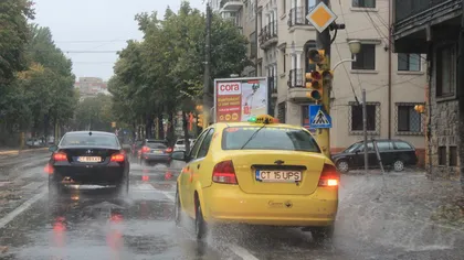 Cum să conduci preventiv, ca să treci cu bine peste zilele ploioase care urmează