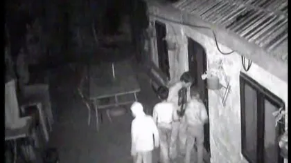 Cinci copii, surprinşi de camerele video când spărgeau o casă din Constanţa
