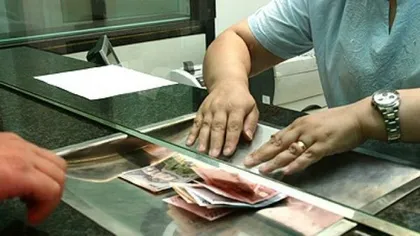 Românii cu credite în valută ar putea plăti ratele la cursul de la data la care s-au împrumutat