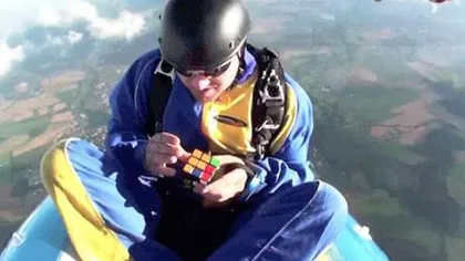 Cubul Rubik, rezolvat in cadere libera de la 6.000 de metri altitudine FOTO