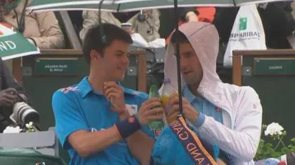 Djokovic a făcut SHOW la Roland Garros. A invitat la băutură un copil de mingi VIDEO