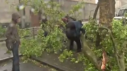 Franţa, lovită de furtuni puternice: Doi morţi, mii de case fără curent electric VIDEO