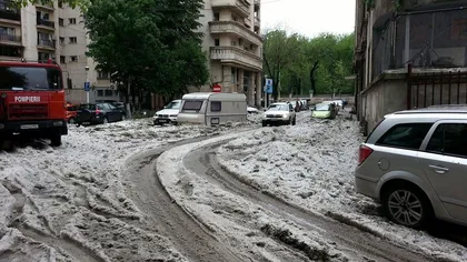 Imagini de coşmar în Capitală, după ploaia torenţială. Zeci de maşini, blocate în stratul de grindină FOTO