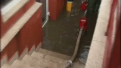 Ploile fac din nou ravagii. Oamenii s-au trezit cu apa în case VIDEO